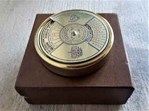 Curiosa - Fraaie 50-jarige kalender: Een vroege, eenvoudige zakkalender met bewaardoosje kopen? Bied vanaf 1!