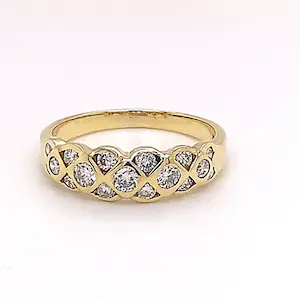 AcheterGelbgoldring in 14 Karat mit ausgefallener Fasstechnik und 0,90ct. Brillanten? Enchérissez de 900!