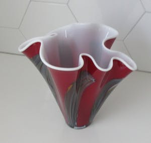 Niet of onleesbaar gesigneerd - Murano rode en meerkleurige witte opaline Fazzoletto vaas kopen? Bied vanaf 10!