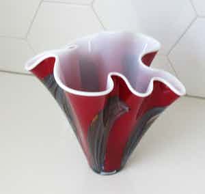 Niet of onleesbaar gesigneerd - Murano rode en meerkleurige witte opaline Fazzoletto vaas verkocht voor € 10!