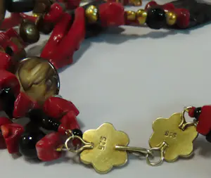 Ketting van koraal, parels, git, rookkwarts, agaath en lavasteen kopen? Bied vanaf 400!