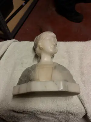 Gustave Van Vaerenbergh - Jonge dame met muts (marmer) - 1915 kopen? Bied vanaf 150!