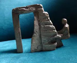 Judith Braun - twee figuren aan tafel met op de achtergrond een bouwwerk- bouwnijverheid kopen? Bied vanaf 75!