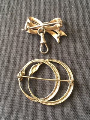 1e gehalte Zilver - zilveren slangenbroche en een rood email strikbroche kopen? Bied vanaf 10!