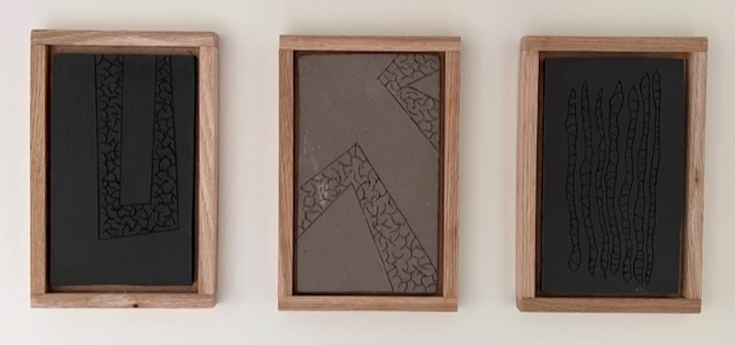 Niet of onleesbaar gesigneerd - Abstract 3 luikje van keramiek met eikenhouten lijst kopen? Bied vanaf 1!