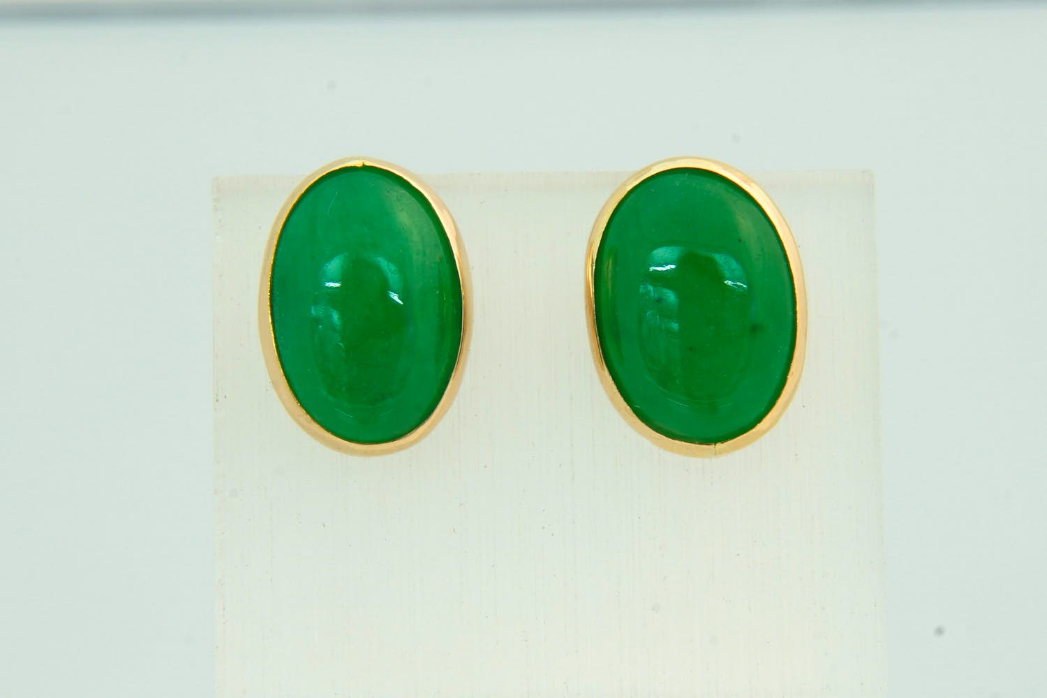 74 - Een paar elegante 14krt geel gouden oorstekers met groene stenen kopen? Bied vanaf 130!