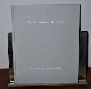 Eja Siepman van den Berg - 3x: o.a. Gesign. boek (fotogr. A. Etoundi Essamba) & Gesign. boek Jan Verschoor kopen? Bied vanaf 50!