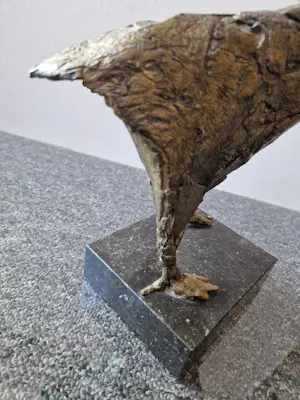 Jos van Riemsdijk - Grof gebeeldhouwd goud gepatineerd brons "Kip" op marmeren sokkel kopen? Bied vanaf 232!