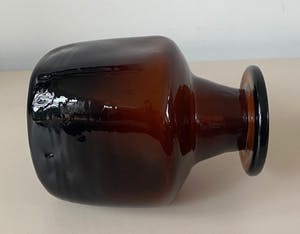 Niet of onleesbaar gesigneerd - Bruin glazen Flesvaasje ontwerp Erik Hoglund kopen? Bied vanaf 1!