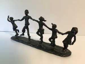 Astrid Veldhuyzen-Koppen - Sculptuur “ Kinderspel “. Gesigneerd kopen? Bied vanaf 1!