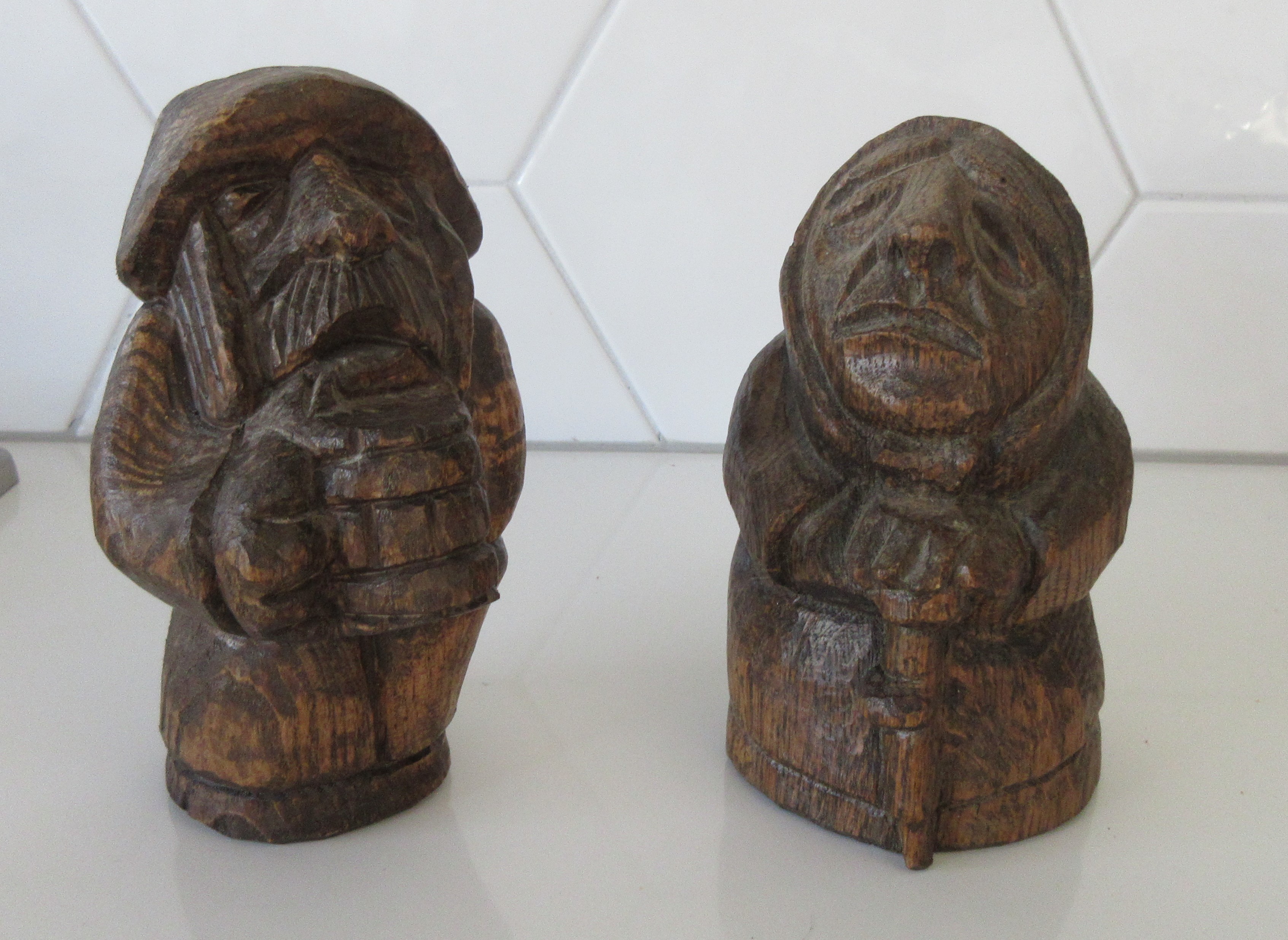 Niet of onleesbaar gesigneerd - Twee handgesneden houten Folk art figuurtjes  kopen? Bied vanaf 1!