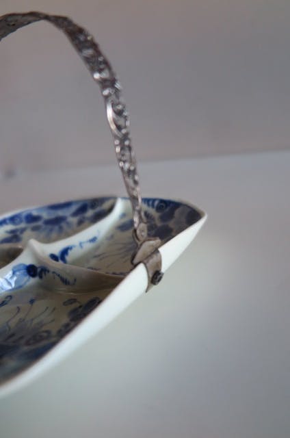 Kunstaardewerkfabriek Regina - Schaal Delfts blauw - Met verzilverd fraai ingesneden hengsel kopen? Bied vanaf 1!