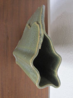 Niet of onleesbaar gesigneerd - Bijzonder vaasje van keramiek. kopen? Bied vanaf 5!