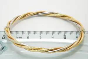 41 - Charmante 18 karaats gouden tri-color "gevlochten" dames armband kopen? Bied vanaf 415!