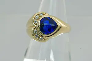 62 - 14 karaat geel gouden ring met blauwe cabuchon geslepen hartvormige steen kopen? Bied vanaf 200!