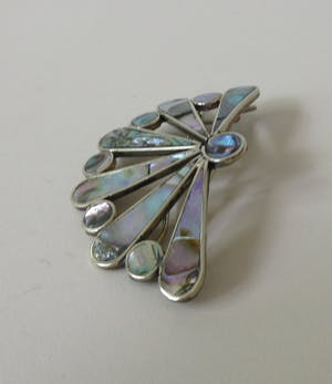 Niet of onleesbaar gesigneerd - Zilveren broche ingelegd met parelmoer uit Mexico kopen? Bied vanaf 1!