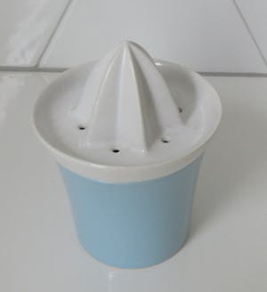 Niet of onleesbaar gesigneerd - Pastel Lichtblauwe Platelen Citruspers kopen? Bied vanaf 10!