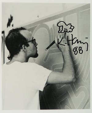 Keith Haring - Gesigneerde foto met tekening en schutblad - Ingelijst kopen? Bied vanaf 1!