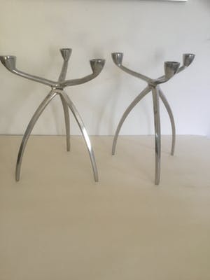Niet of onleesbaar gesigneerd - Twee aluminium kandelaars kopen? Bied vanaf 10!