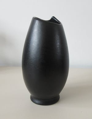 Niet of onleesbaar gesigneerd - Mat zwart Art Deco platelen vaasje kopen? Bied vanaf 1!