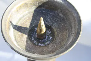 Niet of onleesbaar gesigneerd - Twee Fraaie Oude Bronzen Pen Kandelaars kopen? Bied vanaf 1!