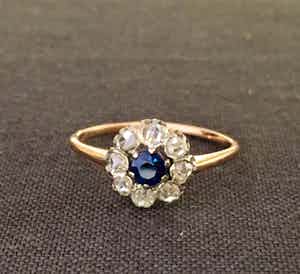 18K Goud - entourage ring met roosdiamant en een saffier verkocht voor € 225!