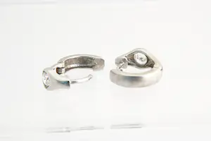 NV(153)- 1 paar 14krt witgouden oorringen - grote Zirkoon - gefaseerd afgewerkt kopen? Bied vanaf 170!