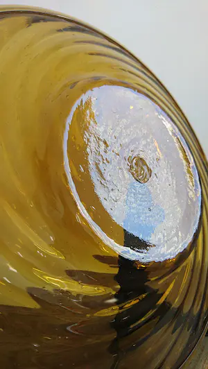 Niet of onleesbaar gesigneerd - Amber schaal met swirls en ingesloten luchtbellen kopen? Bied vanaf 1!