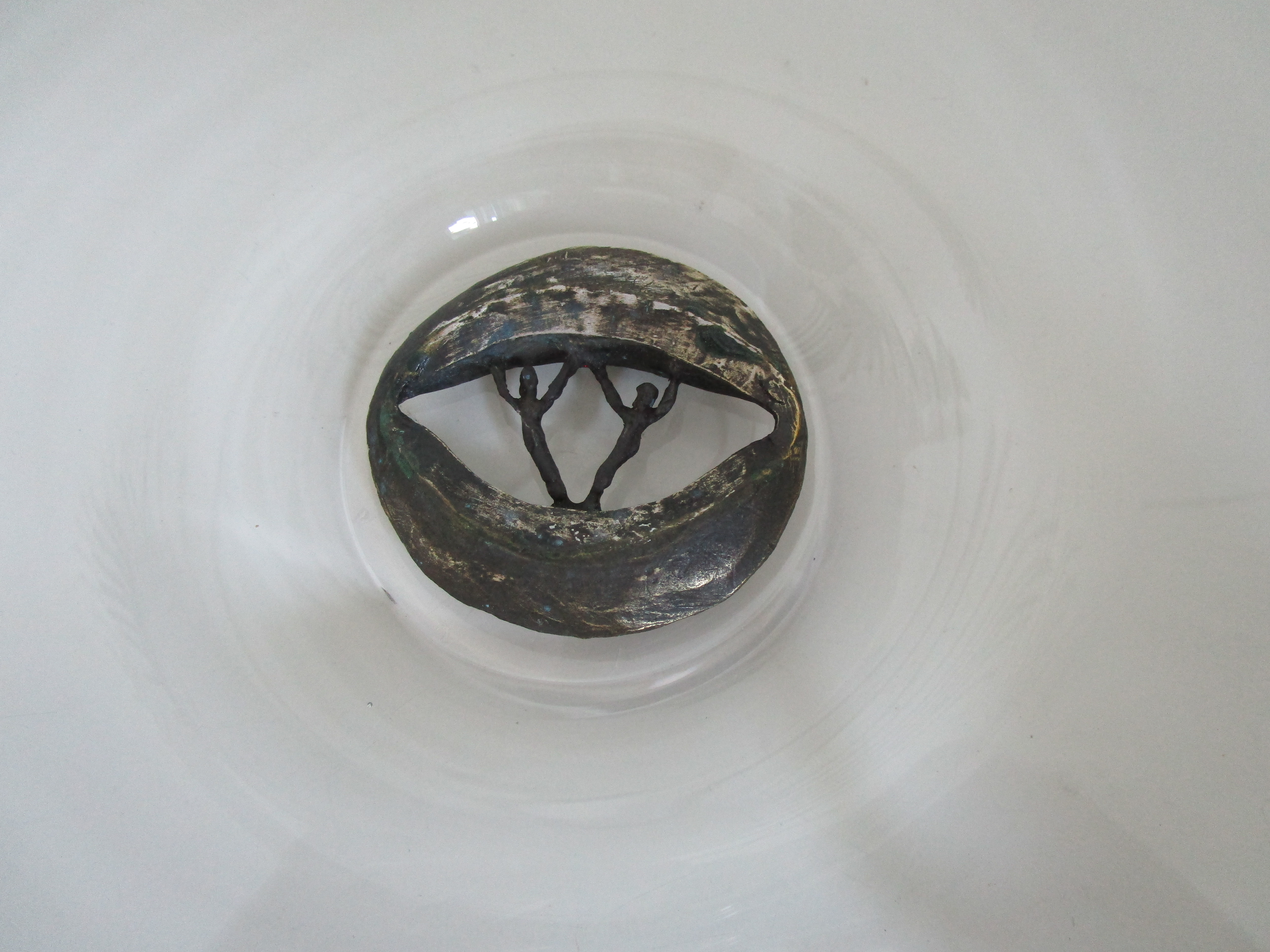 Corry Ammerlaan - grote glazen schaal met bronzen plaquette kopen? Bied vanaf 15!