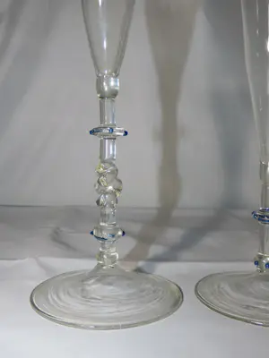 Jos Böhm - Antieke mondgeblazen fluitglazen met blauwe noppen, 2x, door Jos Böhm kopen? Bied vanaf 100!