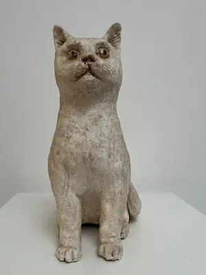 Tine Goudriaan-van Waning - Keramiek sculptuur | 'Zittende poes, gele ogen' kopen? Bied vanaf 1!