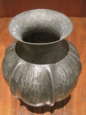 Alice en Eugene Louis Chanal - Organisch gevormd tinnen vaasje kopen? Bied vanaf 25!