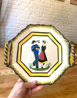 AcheterQuimper Faience - Henriot Quimper Schaal met Bretons Danspaar? Enchérissez de 20!