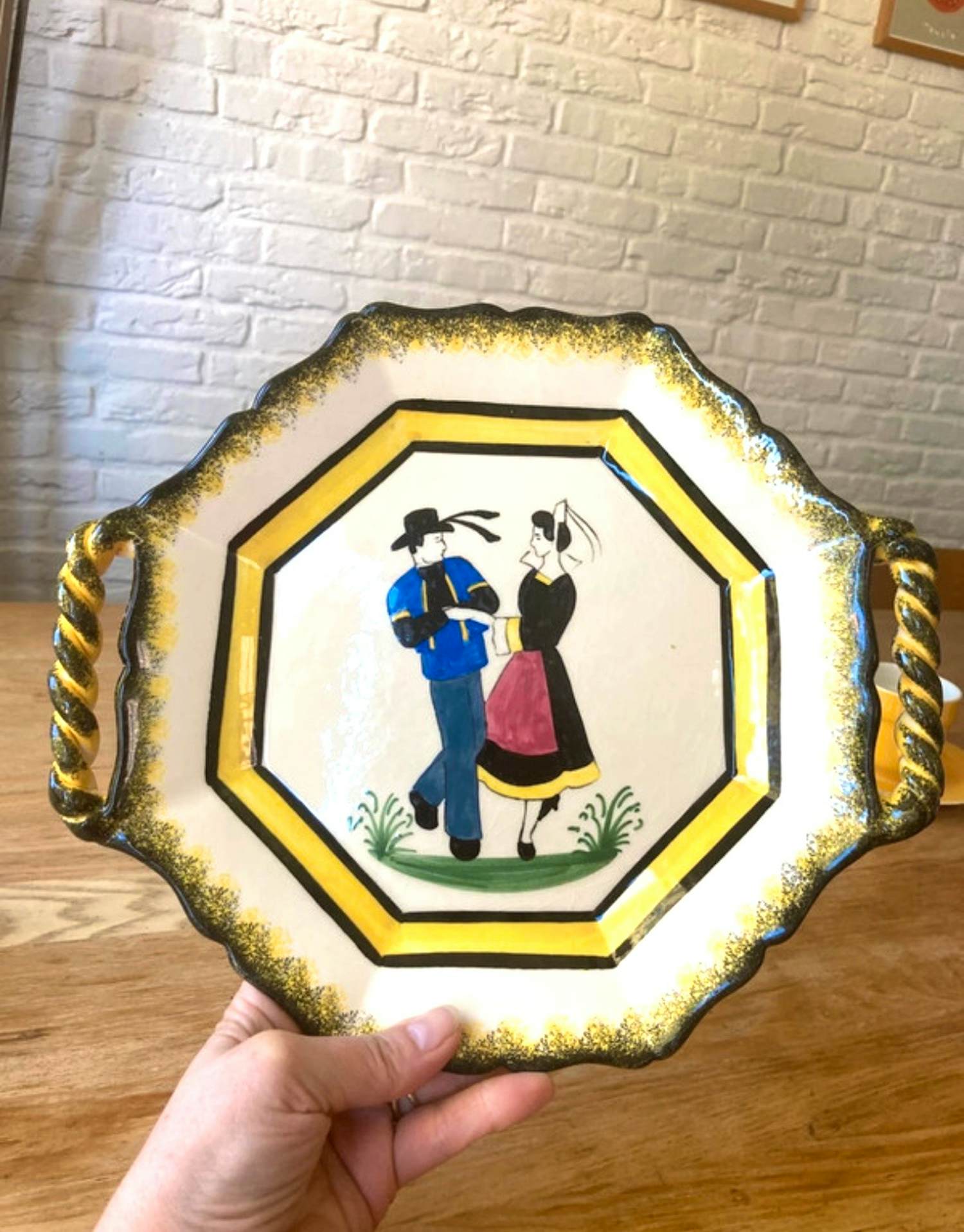 Quimper Faience - Henriot Quimper Schaal met Bretons Danspaar kopen? Bied vanaf 20!