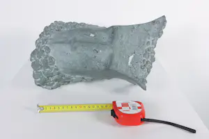 Wijnand Zijlmans - Wandsculptuur uit natuursteen, Hoofd kopen? Bied vanaf 500!