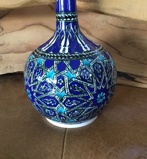 Niet of onleesbaar gesigneerd - Iznik Vaas in intens blauwe kleurstelling, geometrisch motief kopen? Bied vanaf 10!