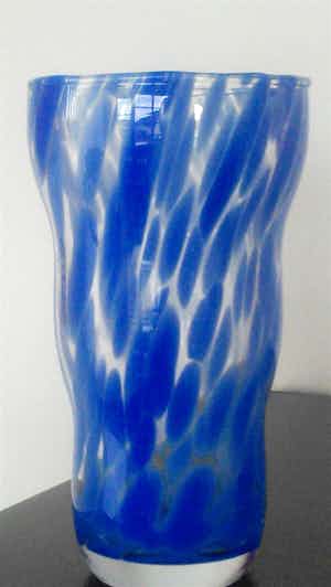 Niet of onleesbaar gesigneerd - Stijlvolle blauwe vaas verkocht voor € 10!