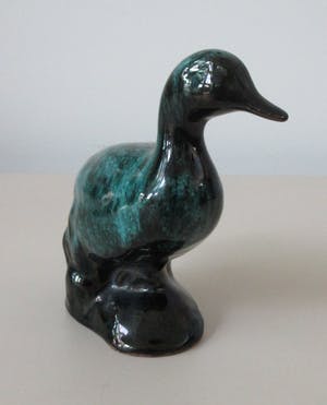 Niet of onleesbaar gesigneerd - Blue Mountain Pottery - Beeldje van een eend en een olifant kopen? Bied vanaf 1!