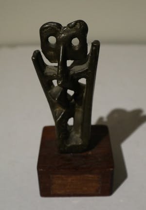 Niet of onleesbaar gesigneerd - Abstract beeldje kopen? Bied vanaf 10!