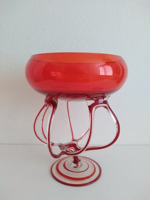 Niet of onleesbaar gesigneerd - Italiaans glas, schaal met fantasiepoot, in sprankelend rood kopen? Bied vanaf 1!