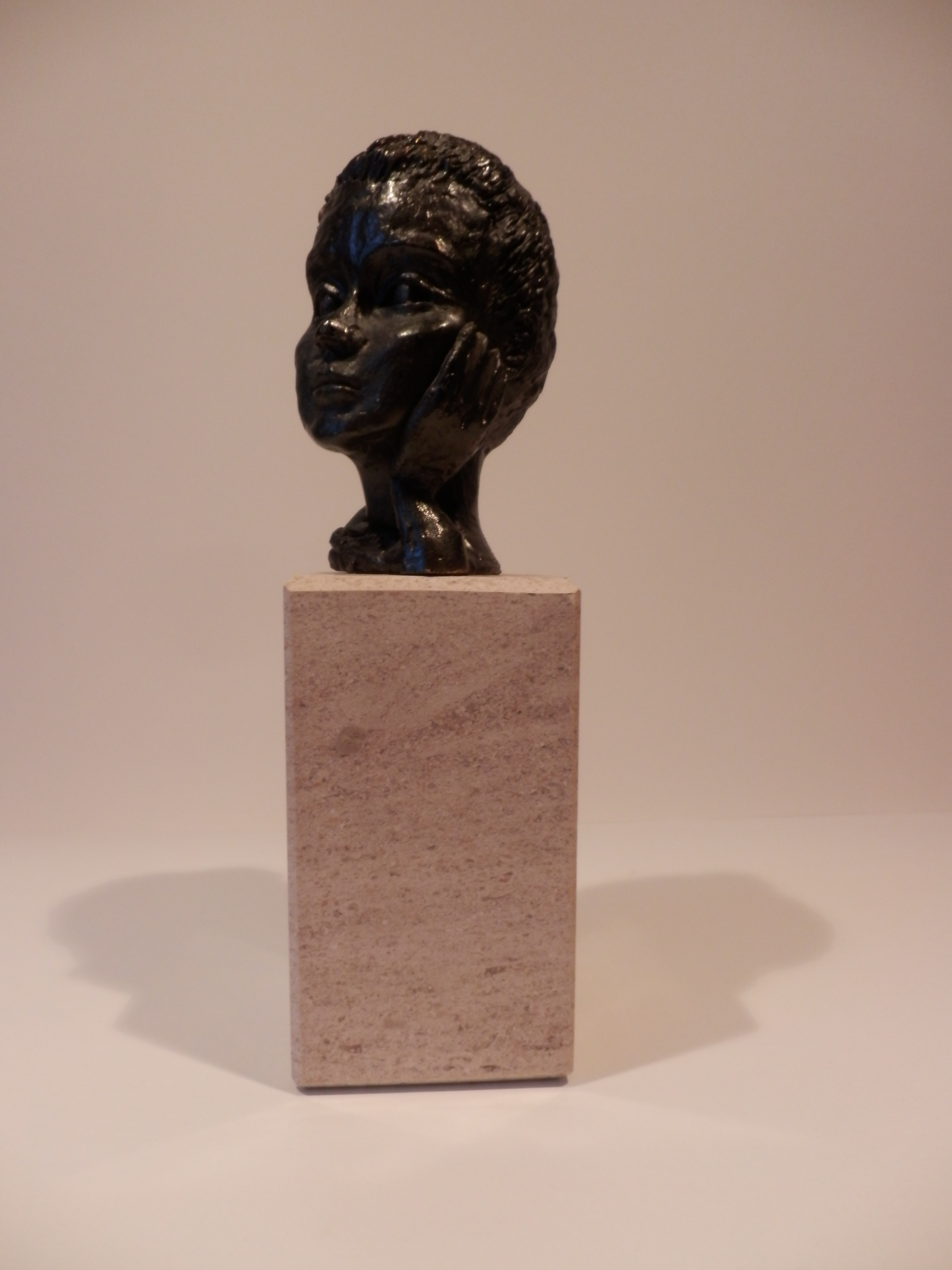 Niet of onleesbaar gesigneerd - Stenen sculptuur op marmeren sokkel MEISJESKOPJE kopen? Bied vanaf 1!