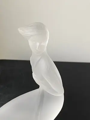 Ida Schwetz-Lehmann - Tsjechisch art deco "frosted glass" sculptuur "Meisje in de wind" kopen? Bied vanaf 100!