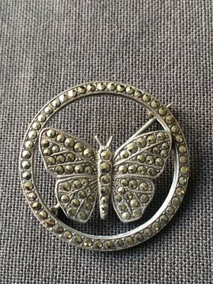 1e gehalte Zilver - twee zilveren vintage broches, in de vorm van een springbok en een vlinder kopen? Bied vanaf 1!