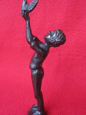 Janneke Ros - Jongen met de duif kopen? Bied vanaf 20!