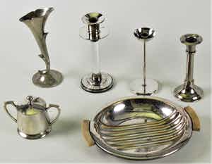 Art Deco 3 verzilverde kandelaren, 1 schaaltje, 1 suikerpot en  1 vaasje verkocht voor € 1!