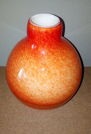 Niet of onleesbaar gesigneerd - Oranje studio glazen vaas kopen? Bied vanaf 10!