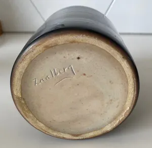 Herman Zaalberg (II) - Steengoed vaasje voorzien van blauw en bruin stroomglazuur kopen? Bied vanaf 1!