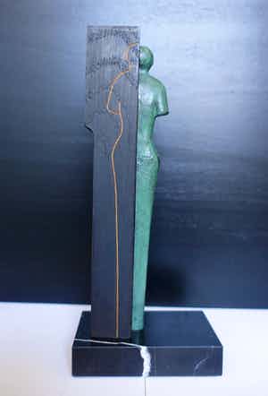 Frank Stoopman - "SAMEN EEN EENHEID VORMEN IN VOOR EN TEGENSPOED" in brons en hout. verkocht voor € 90!