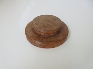 Niet of onleesbaar gesigneerd - Hand geblazen midcentury amber glazen voorraadpot met teakhouten deksel kopen? Bied vanaf 1!