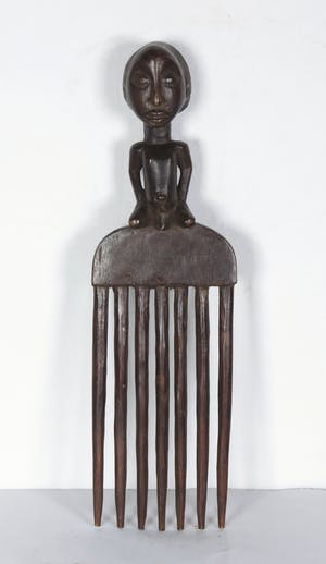 Luba - Grote haarkam met daarop een geknielde man kopen? Bied vanaf 1!